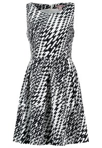 Robe sans manches en noir et blanc avec un motif pied-de-poule, corsage ajusté et jupe évasée. Le tissu semble lisse et léger.