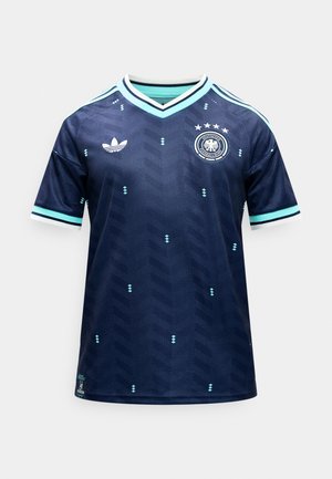Tricou de fotbal albastru închis cu accente albastre deschise, logo Adidas pe pieptul drept, stema Deutscher Fussball-Bund cu patru stele pe pieptul stâng.