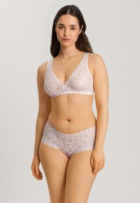 Nye lace bralette og matchende shorts sæt i lys pink. Har blomsterprint, bølgede kanter og en blød, gennemsigtig tekstur.