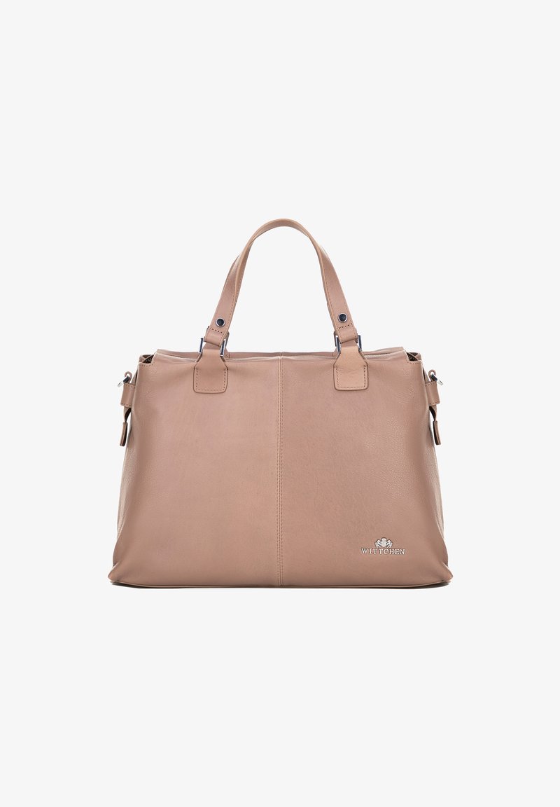 Leren tote bag in zacht beige met twee handvatten aan de bovenkant, zijrits details en een logo-embleem aan de onderkant rechts. Gladde textuur.
