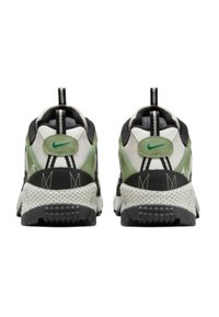 Adidași Nike cu un amestec de plasă gri, accente negre și detalii verzi. Talpă texturată cu un model de profil distinct.