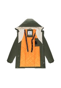 Groene buitenjas met een oranje gewatteerde voering. Beschikt over een met bont gevoerde capuchon, ritssluiting en zwarte labels aan de binnenkant.