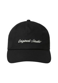Zwarte baseballpet van stof, met een gebogen rand en "Originals Studio" in witte script op de voorkant geborduurd.