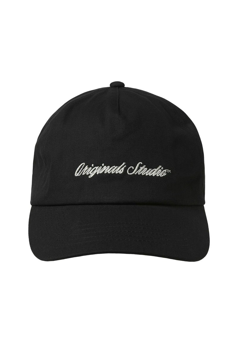 Zwarte baseballpet van stof, met een gebogen rand en "Originals Studio" in witte script op de voorkant geborduurd.