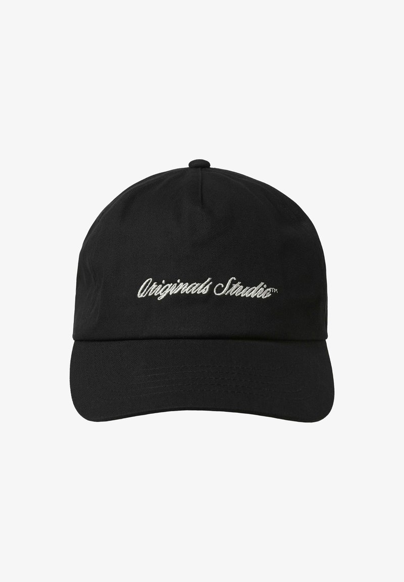 Sort baseball cap lavet af stof, med en buet skygge og "Originals Studio" broderet i hvid skrift foran.