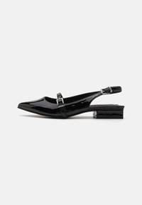 Zwarte gepatenteerde leren slingback schoenen met een spitse neus, verstelbare enkelband en een lage blokhak. Glad, glanzend oppervlak met een minimalistisch ontwerp.