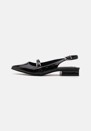 Pantofi slingback din pielă patentată neagră, cu vârful ascuțit, curea ajustabilă la gleznă și toc bloc mic. Textură netedă și lucioasă, cu un design minimalist.