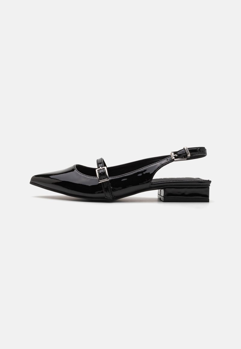 Zwarte gepatenteerde leren slingback schoenen met een spitse neus, verstelbare enkelband en een lage blokhak. Glad, glanzend oppervlak met een minimalistisch ontwerp.