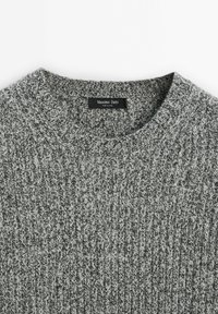 Szary sweter z dzianiny z prążkowaną teksturą, okrągłym dekoltem oraz metką "Massimo Dutti". Tkanina prezentuje mieszankę ciemnoszarych i jasnoszarych włókien.