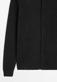 Dunkelgraue Strickjacke mit gerippter Textur, Knopfverschluss, langen Ärmeln und geradem Saum. Hergestellt aus weichem Strickmaterial.