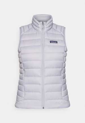 Svijetlosivi puffer prsluk s visokim ovratnikom, prednjim patentnim zatvaračem i bočnim džepovima. Sadrži kviltani dizajn i mali logo na prsima.