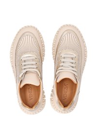 Helle beige Leder-Sneaker mit perforiertem Design, metallic Akzenten und dicker Gummisohle. Mit Schnürsenkeln und strukturiertem Innenraum.