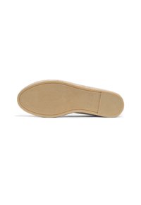 Suela de zapato de goma color marrón claro con superficie texturizada y marca sutil en el talón, vista desde abajo sobre fondo blanco.