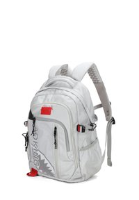 Sac à dos blanc en tissu durable, comportant plusieurs compartiments zippés, un rembourrage en mesh sur les sangles, des accents rouges et un design graphique.