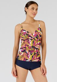 Bañador con un estampado floral en rosa, amarillo y blanco sobre un fondo azul marino. Las tirantes ajustables y un diseño fruncido mejoran el ajuste.