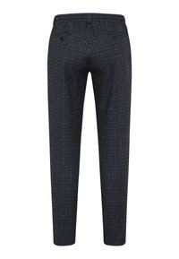 Donkergrijze broek met een subtiel geruit patroon, voorzien van een achterkant bij de tailleband, voorzakken en twee achterzakken met knoopsluitingen.