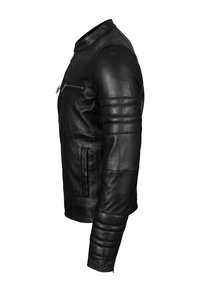 Svart läderjacka med en åtsittande design, som har kviltade axeldetaljer, dragkedjeförsedd bröstficka och sid sömmar för en strömlinjeformad siluett.