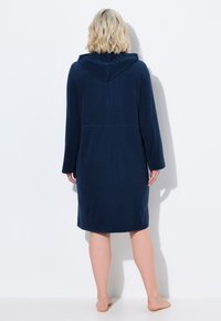 Námořnický modrý fleecový župan s kapucí, dlouhými rukávy a střední délkou. Disponuje páskem a měkkou texturou pro pohodlí.