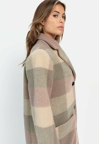 Wollen blend jas met een geruit patroon in beige, roze en groen. Het heeft een kraag, knopen en zijzakken. Gestructureerde, warme stof.