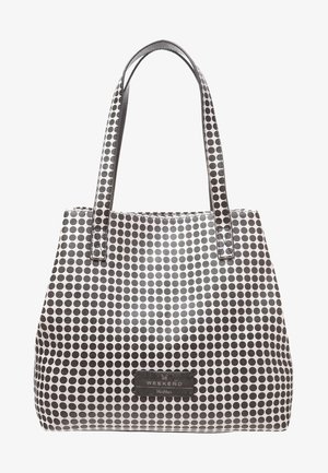 Sac fourre-tout à pois noirs et blancs en matériau synthétique lisse. Dispose de deux poignées et d'une étiquette avec le mot "WEEK-END" sur un fond texturé.