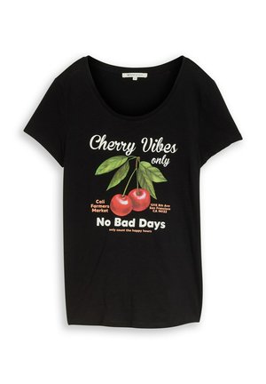 Czarny t-shirt z dekoltem w serek z grafiką dwóch wiśni i napisem „Cherry Vibes only, Cali Farmers Market, No Bad Days.”