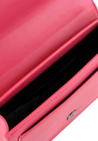 Roze leren portemonnee met een gladde textuur, voorzien van twee compartimenten en een zilveren drukknoopsluiting. Interieur is zwart.