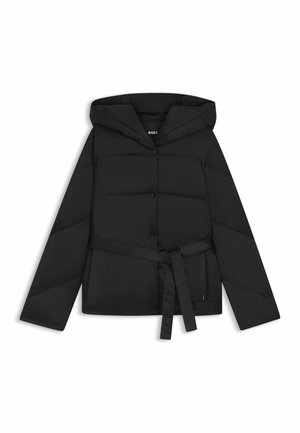 Zwarte gewatteerde jas met capuchon, knoopsluiting, ceintuur op de taille en gestikte textuur. Bevat minimale details en een strakke vormgeving.
