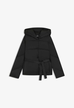 Giacca nera imbottita con cappuccio, chiusura a bottoni, cintura in vita e texture trapuntata. Presenta dettagli minimi e un design elegante.