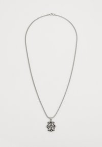 Collana d'argento con design a catena e un pendente ornato che presenta un motivo simmetrico simile a un fiore al suo centro.