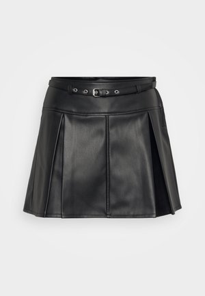 Črna krilo iz umetnega usnja z oprijetim pasom, nastavljivim pasom in nabranim dizajnom. Ima gladko teksturo in prirejen kroj.