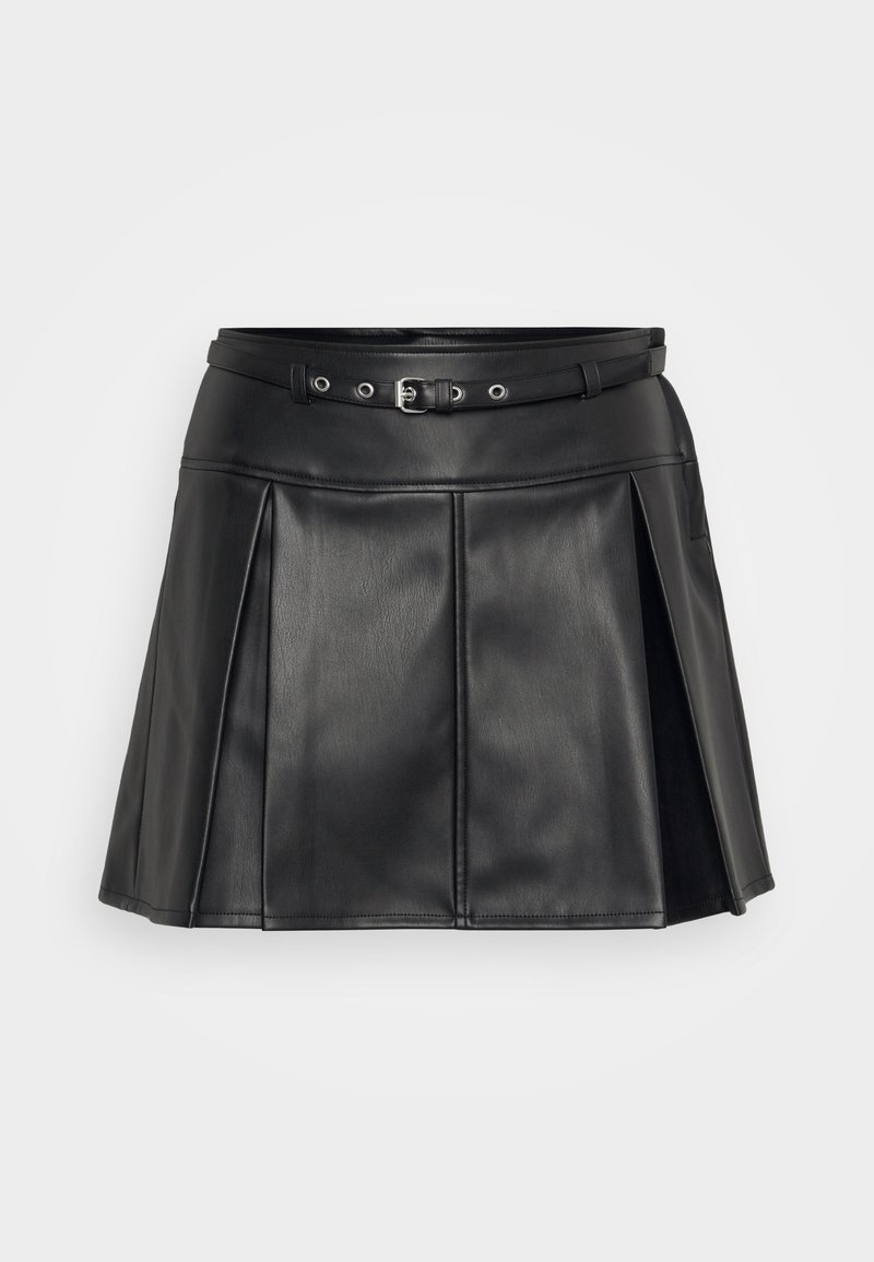 Jupe noire en simili cuir avec une taille ajustée, ceinture réglable et un design plissé. Elle présente une texture douce et une coupe ajustée.