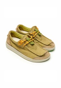 Scarpe in tela beige con accenti verdi e arancioni, dotate di un semplice design con lacci, punta arrotondata e una leggera suola in gomma. Tessuto texturizzato.