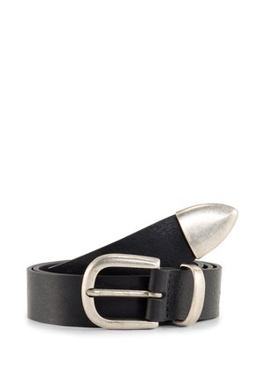 Zwarte leren riem opgerold met een zilveren metalen gesp en een zilveren metalen punt aan het uiteinde.