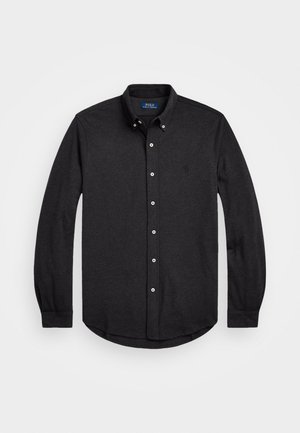 Ciemnoszara koszula z długim rękawem, kołnierzykiem i białymi guzikami, położona płasko na białym tle.