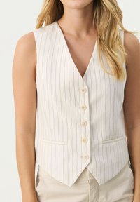 Gilet bianco con strisce verticali blu navy, chiusura frontale con bottoni e due tasche. Presenta un collo a V e una vestibilità sartoriale, realizzato in tessuto leggero.