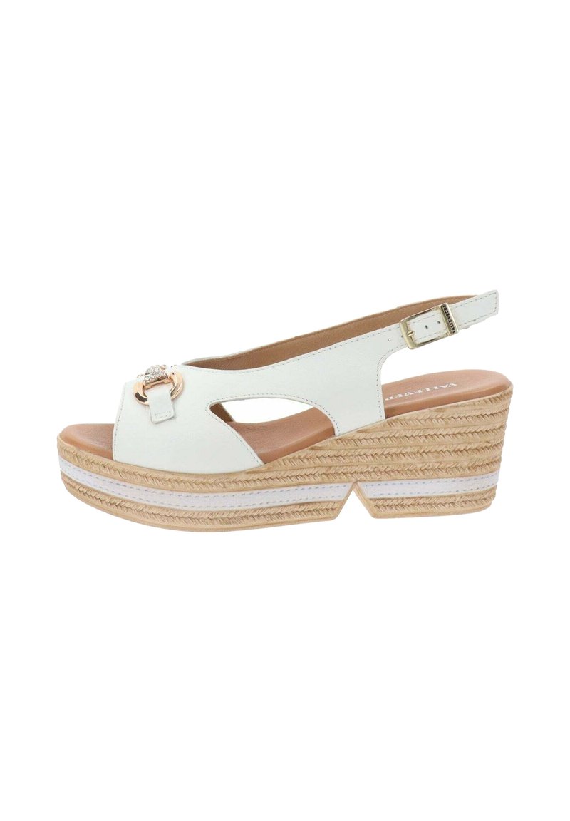 Sandal wedge bianco in pelle con punta aperta e cinturino alla caviglia, caratterizzato da una fibbia decorativa e una suola intermedia in juta intrecciata con strisce bianche.