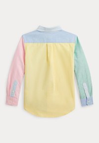 Camisa de manga larga multicolor con cuerpo amarillo, cuello azul, mangas rosa, verde y azul, y detalles de puño a rayas.