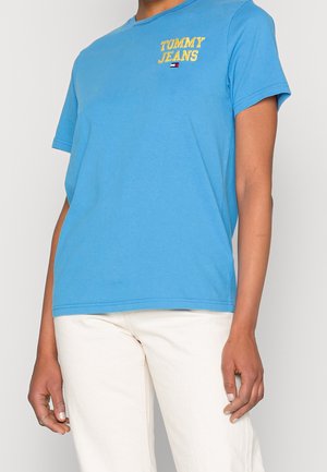 Blauwe katoenen T-shirt met een ronde halslijn en korte mouwen. Bevat een gele geborduurde "TOMMY JEANS" logo op de linkerborst.