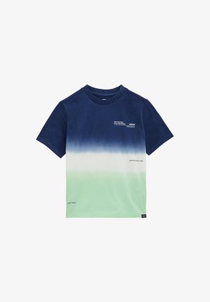 Korte mouw T-shirt met ronde hals en een verloop van blauw naar wit naar groen, met kleine tekstprints: "OFF THE MAP INTO THE GREEN," "ADVENTURE ISLAND," en "LOST TRAIL."