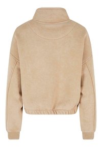 Beige, lazac pulóver magas gallérral, oversize fazonban, bordázott mandzsettákkal és szegéllyel. Puha tapintás, minimális varrási részletek, és látható záródás nélkül.