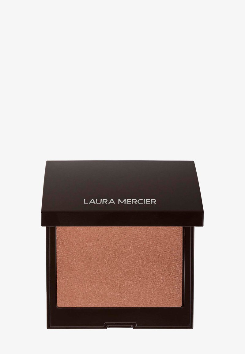 Laura Mercier Blush-Compact mit quadratischem schwarzem Gehäuse und silberner Schrift, das ein warmes, schimmerndes Pfirsichpuder enthält.