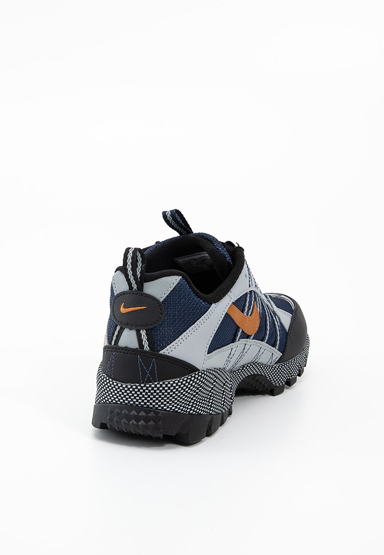 Nike Sneakers mit einem Obermaterial aus navyblauem und grauem Mesh, orangefarbigen Akzenten, schwarzer Sohle mit kariertem Muster und gepolstertem Absatz.