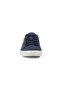 Navyblaue Sneakers mit glatter Textur, runder Zehenpartie und weißer Gummisohle. Verfügt über ein Schnürdesign und ein kleines braunes Etikett an der Seite.