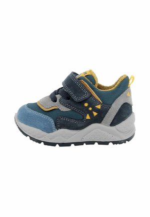 Sneaker per bambini in blu, grigio e giallo con cinturino in velcro, lacci e suola bianca texturizzata.