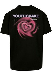 Črna majica s kratkimi rokavi z drzno vijoličasto besedo "YOUTHQUAKE" in rožnato abstraktno grafiko na hrbtni strani. Okr round ovratnik.