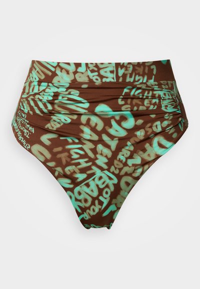 Magasderekú bikini alsó barna szövetből, türkizkék kézzel írott szövegmintákkal díszítve. Puha, rugalmas anyag, oldalán ráncolt részletekkel.