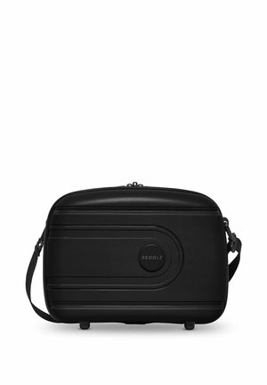 Schwarze Zubehörtasche mit strukturiertem Oberflächen, abgerundeten Ecken, Reißverschlussverschluss und verstellbarem Gurt. Mit rundem REDOLZ-Logo.