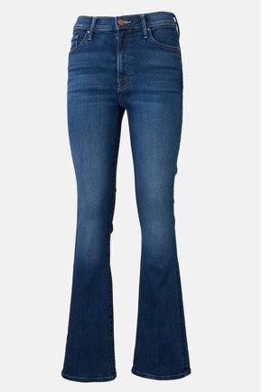 Femme debout avec une main dans la poche, portant une chemise jaune clair, un jean bleu foncé et des baskets noires sur fond blanc.