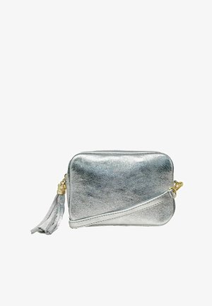 Sac bandoulière métallique argenté avec une texture lisse, fermeture à glissière et un accent en pompon. Doté d'une bandoulière amovible avec des éléments en métal doré.