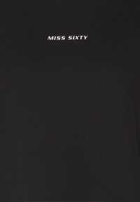 Schwarzes Baumwoll-T-Shirt mit dem Text "MISS SIXTY" in Weiß, zentral in einer fetten, modernen Schriftart platziert. Glatte Textur.